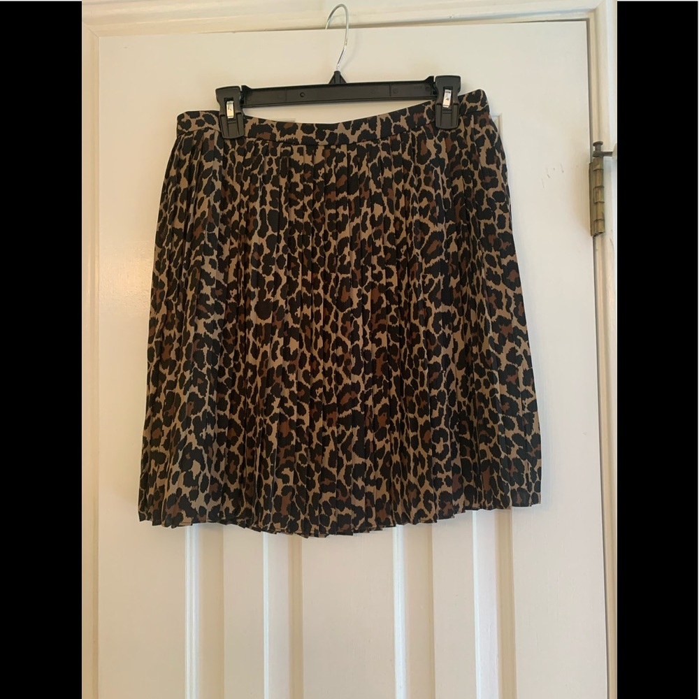 J. Crew, Pleated  Leopard Print Skirt              
Sz 6
NWT